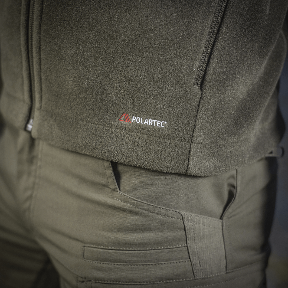 Nærbillede af M-Tac Nord Polartec Fleecejakke med Polartec® logo, der viser jakken i detaljeret grå mdl farve.