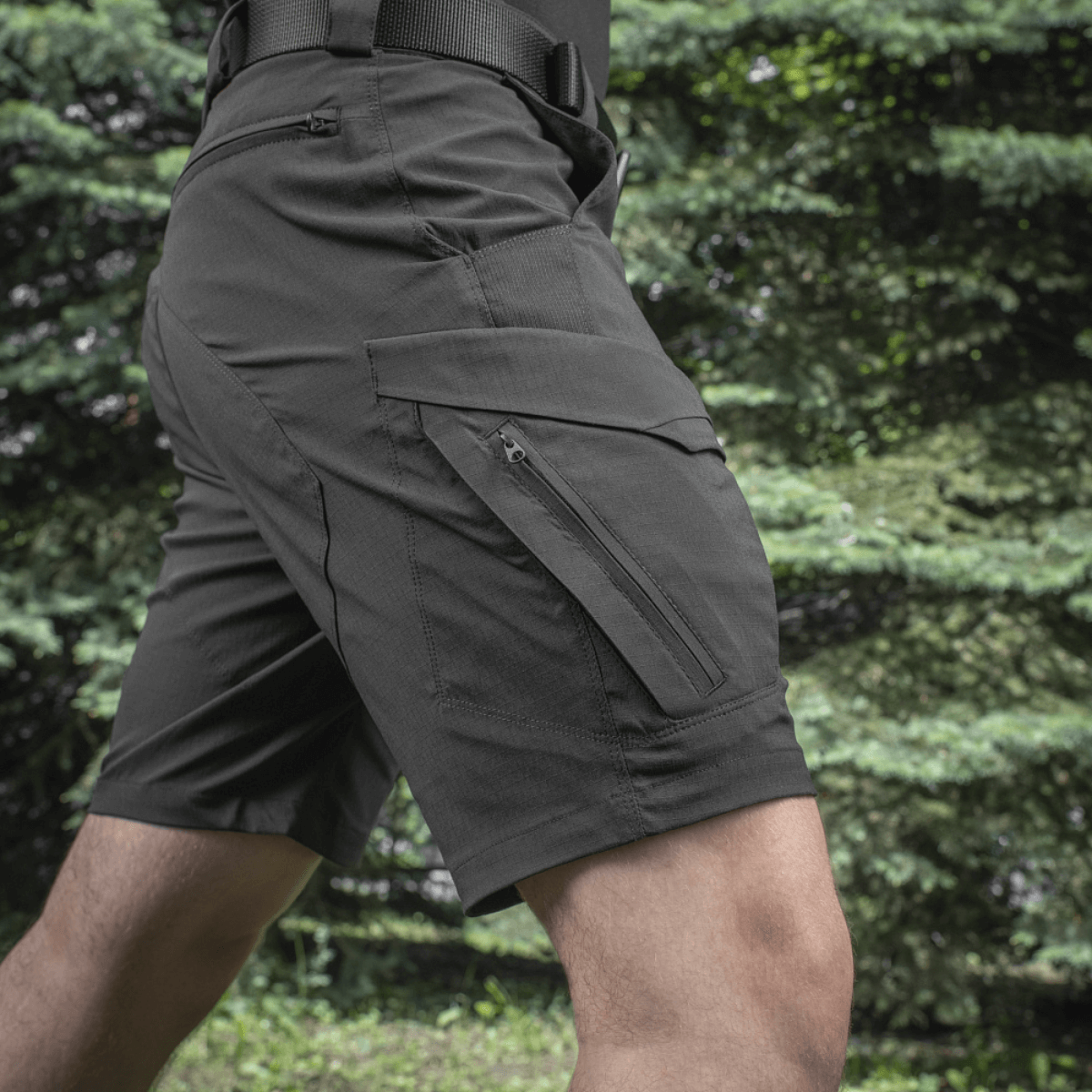 M-Tac Aggressor Summer Flex Shorts i brug i naturlig setting, viser letvægts-taktisk design og funktionelle lommer, perfekt til aktiv brug.