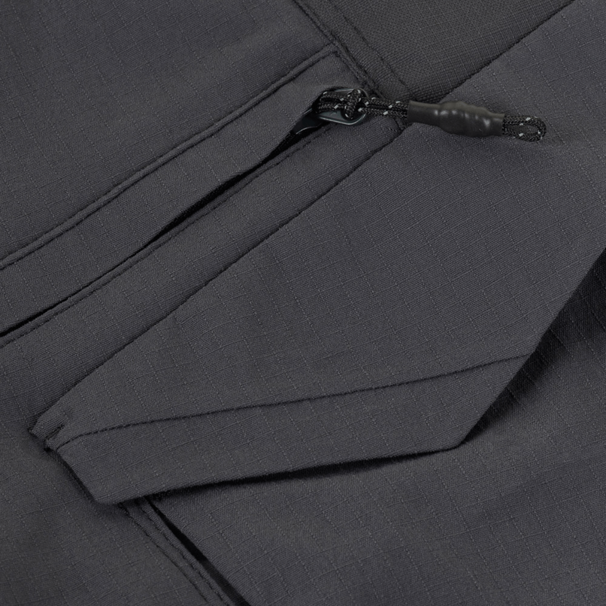 Lommer på M-Tac Aggressor Summer Flex Shorts med lynlås og Rip-Stop stof, designet til taktisk brug og æstetisk funktionalitet.