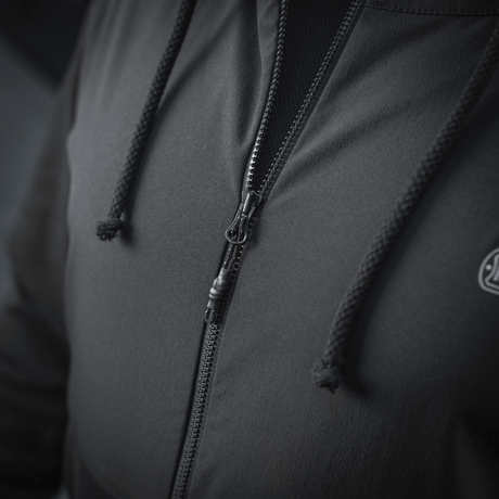 M-Tac Pilgrim Bomberjakke detalje med central lynlås og hætte for komfort og beskyttelse mod kulde.