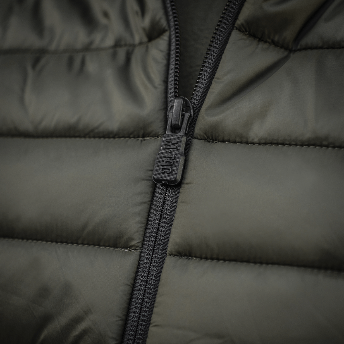 Nærbillede af M-Tac Stalker Gen.III Jakke lynlås med YKK lynlåse og nylon toplag.