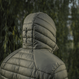 M-Tac Stalker Gen.III Jakke med justerbar hætte for optimal bevægelsesfrihed og varme i overgangssæsonen, set bagfra i naturen.