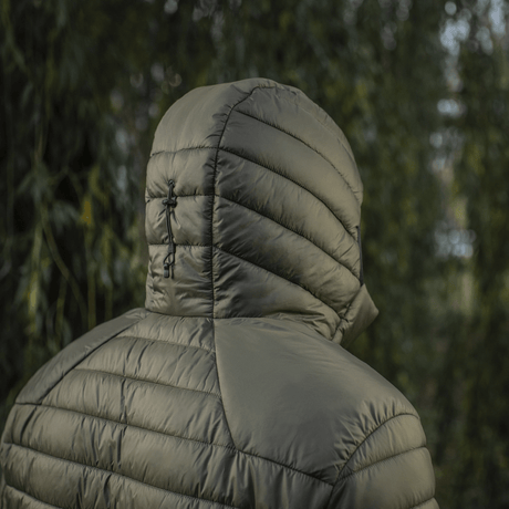 M-Tac Stalker Gen.III Jakke med justerbar hætte for optimal bevægelsesfrihed og varme i overgangssæsonen, set bagfra i naturen.