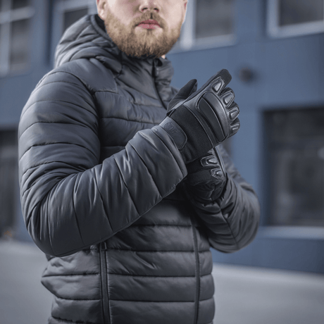 Mand iført M-Tac Stalker Gen.III Jakke udendørs, viser jakke med moderne og stilfuldt design, perfekt til overgangssæsonen.