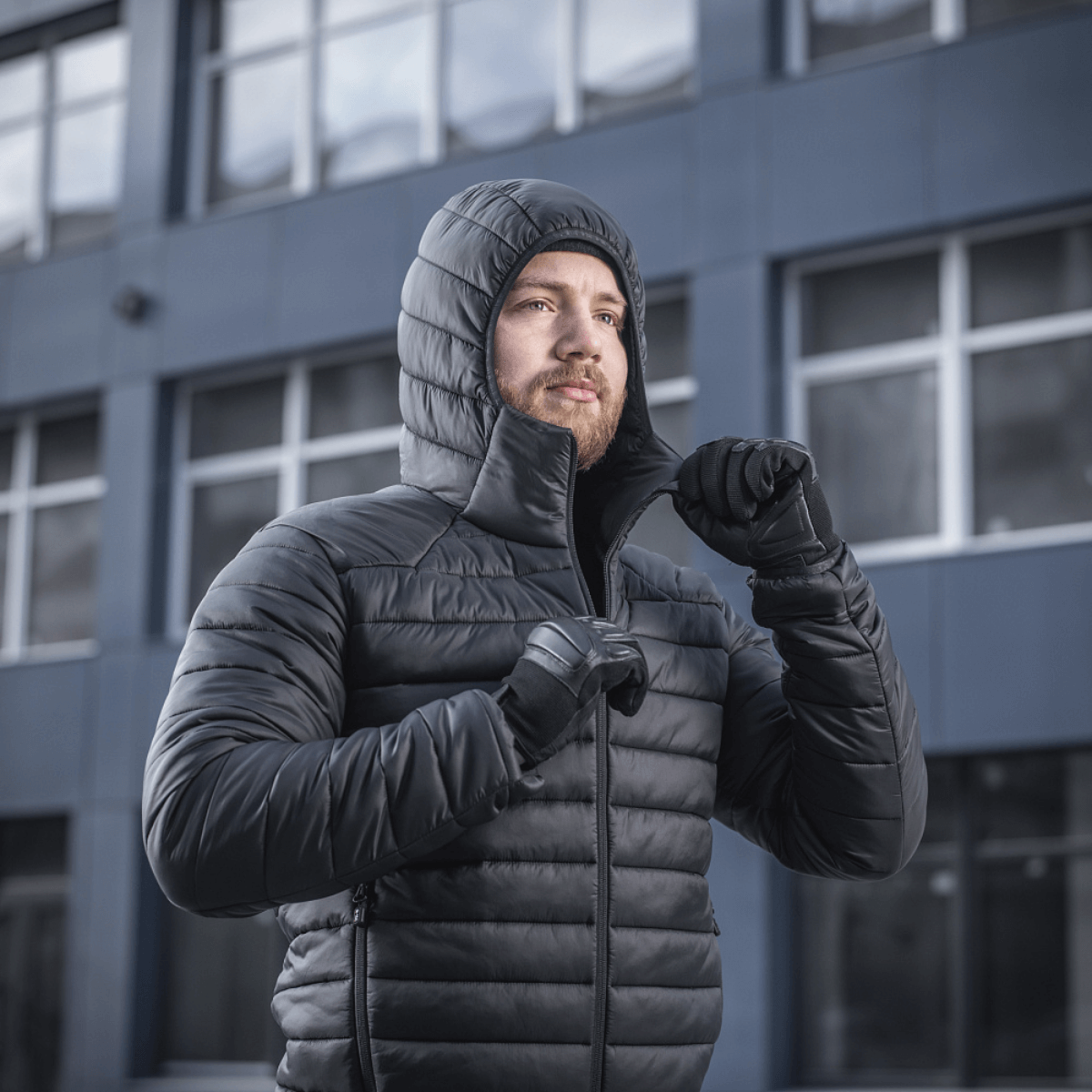 Mand iført M-Tac Stalker Gen.III Jakke foran en moderne bygning, klar til overgangssæson med stil og komfort op til -15°C.