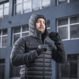 Mand iført M-Tac Stalker Gen.III Jakke foran en moderne bygning, klar til overgangssæson med stil og komfort op til -15°C.