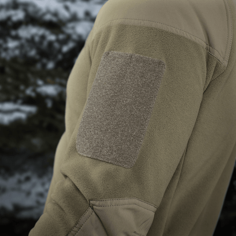 Nærbillede af M-Tac Combat Fleece Polartec Jakke med velcro-panel på ærmet, perfekt til taktisk og casual brug.