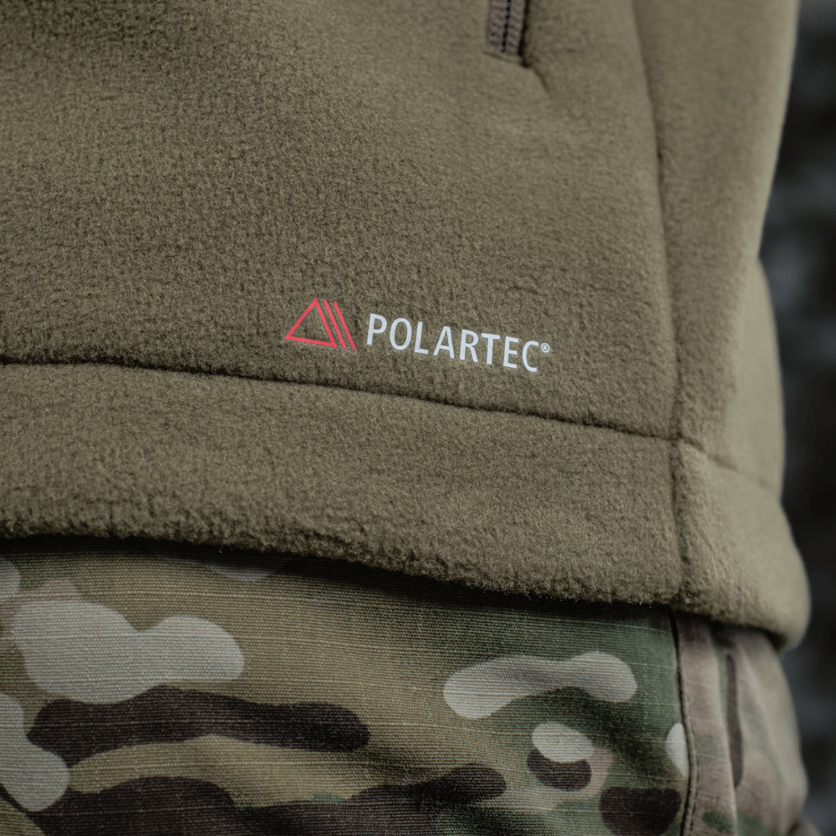 M-Tac Combat Fleece Polartec Jakke med Polartec® logo og camouflage design, ideel til taktisk og casual anvendelse.