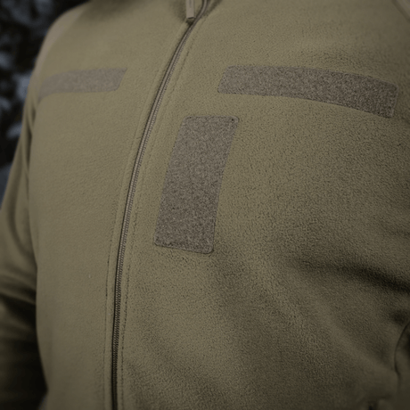Nærbillede af M-Tac Combat Fleece Polartec Jakke med YKK lynlåse og Velcro-paneler i en taktisk design