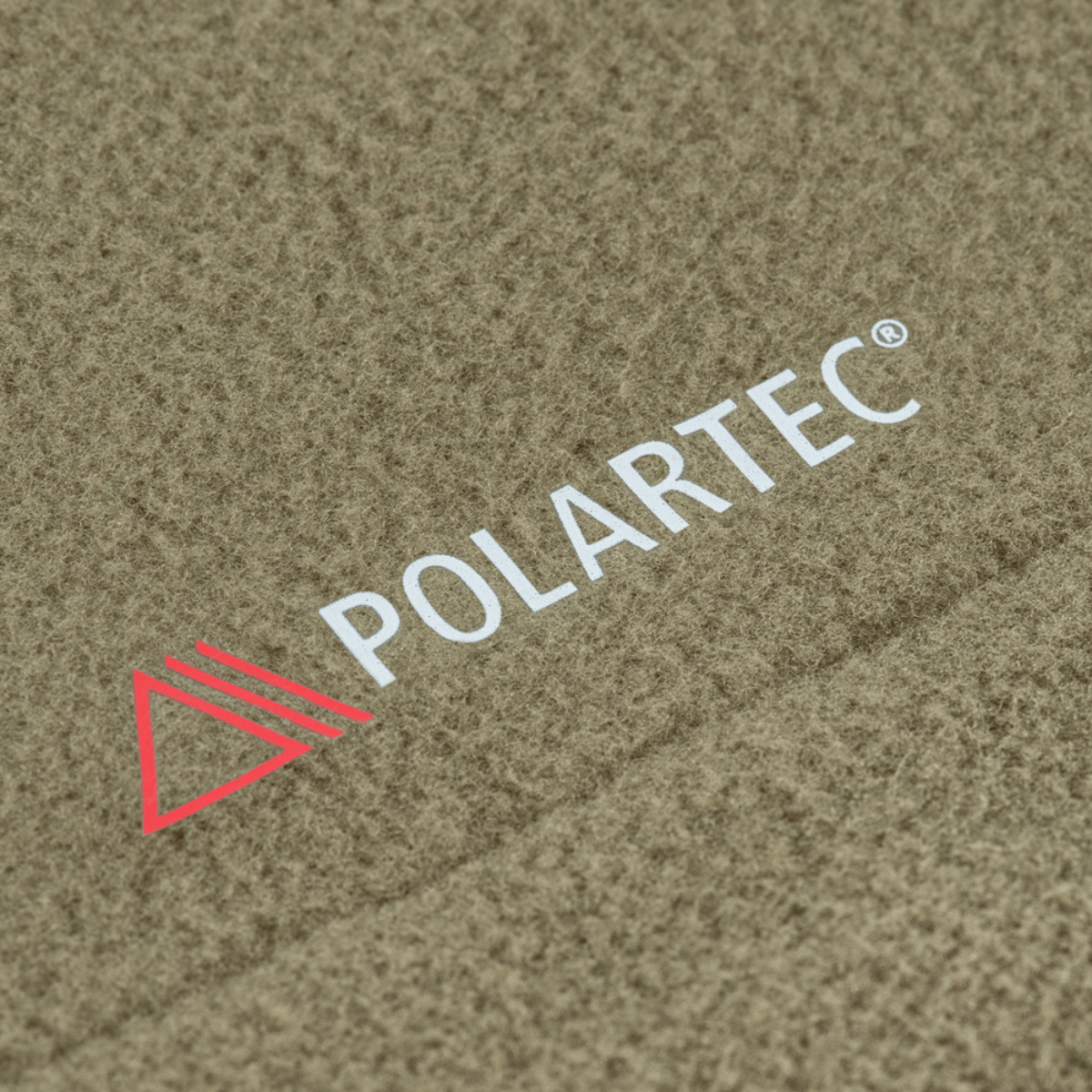 M-Tac Combat Fleece Polartec Jakke materiale med Polartec logo på fleece stof, viser højkvalitet og avanceret design til taktisk brug.