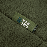 Nærbillede af M-Tac Combat Fleece Polartec Jakke i grøn med synligt M-Tac logo.