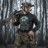 Mand iført M-Tac Raglan Odin Mystery med Odin-motiv i skovmiljø, perfekt til taktisk stil. Lavet af 95% bomuld, 5% elastan.