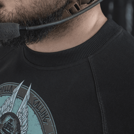 Nærbillede af M-Tac Raglan Odin Mystery med Odin motiv i nordisk stil, lavet af bomuld og elastan, perfekt til casual brug.