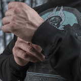 Mand iført M-Tac Raglan Odin Mystery trøje med motiv af Odin, viser ærmedetaljer. Ideel til casual/taktisk brug.