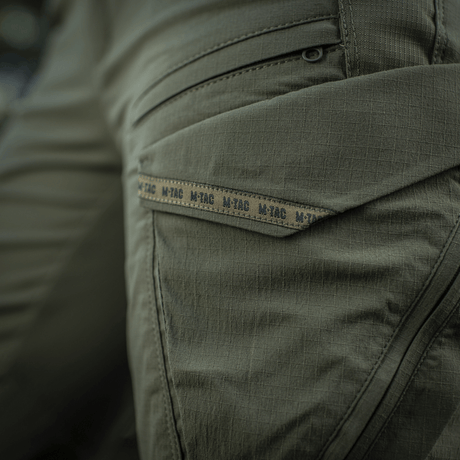 Nærbillede af M-Tac Bukser Aggressor Summer Flex Dame i Rip-Stop nylonstof med M-Tac logo og lommedesign.