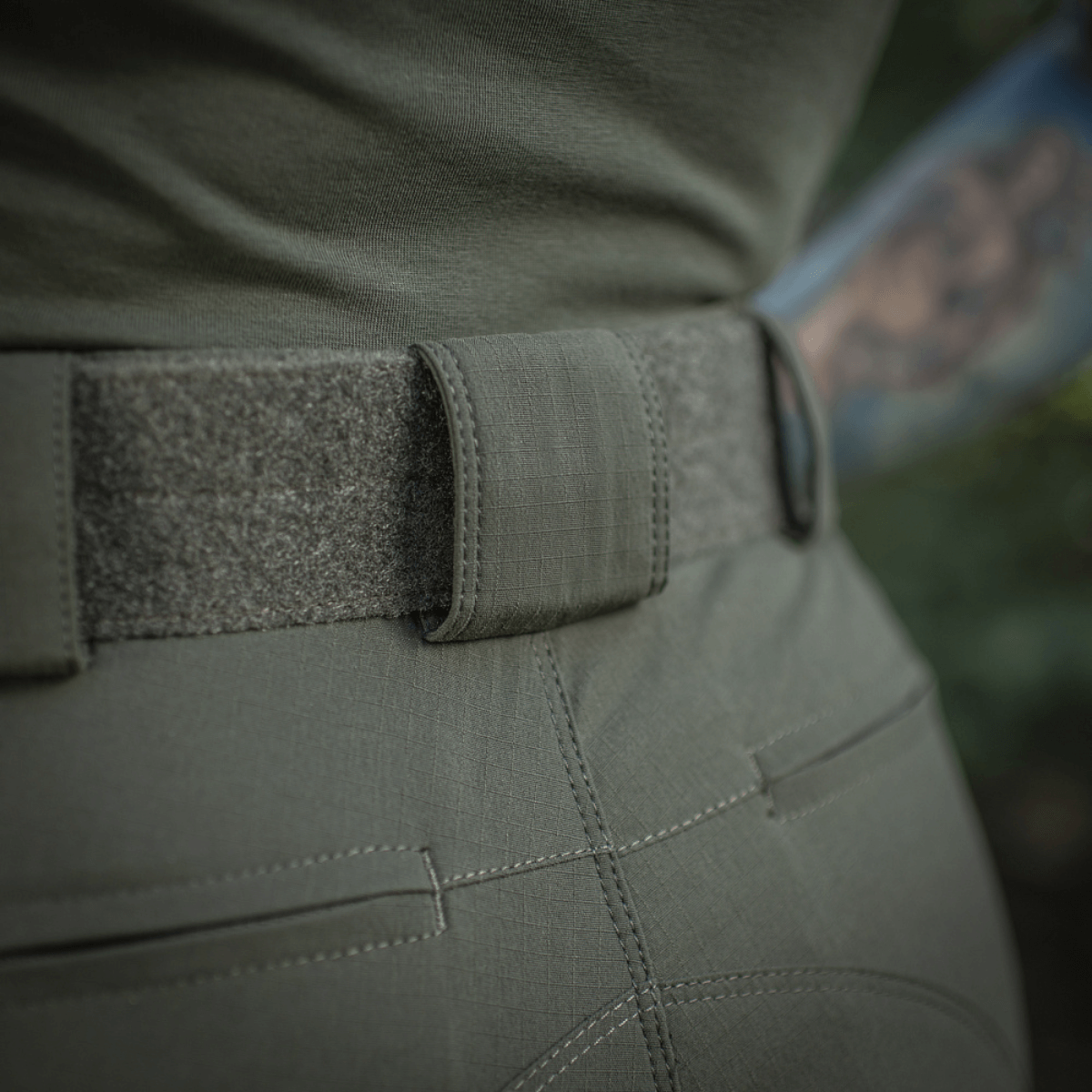 Nærbillede af M-Tac Bukser Aggressor Summer Flex Dame med elastisk "tunnel"-taljebånd og Rip-Stop nylonstof.