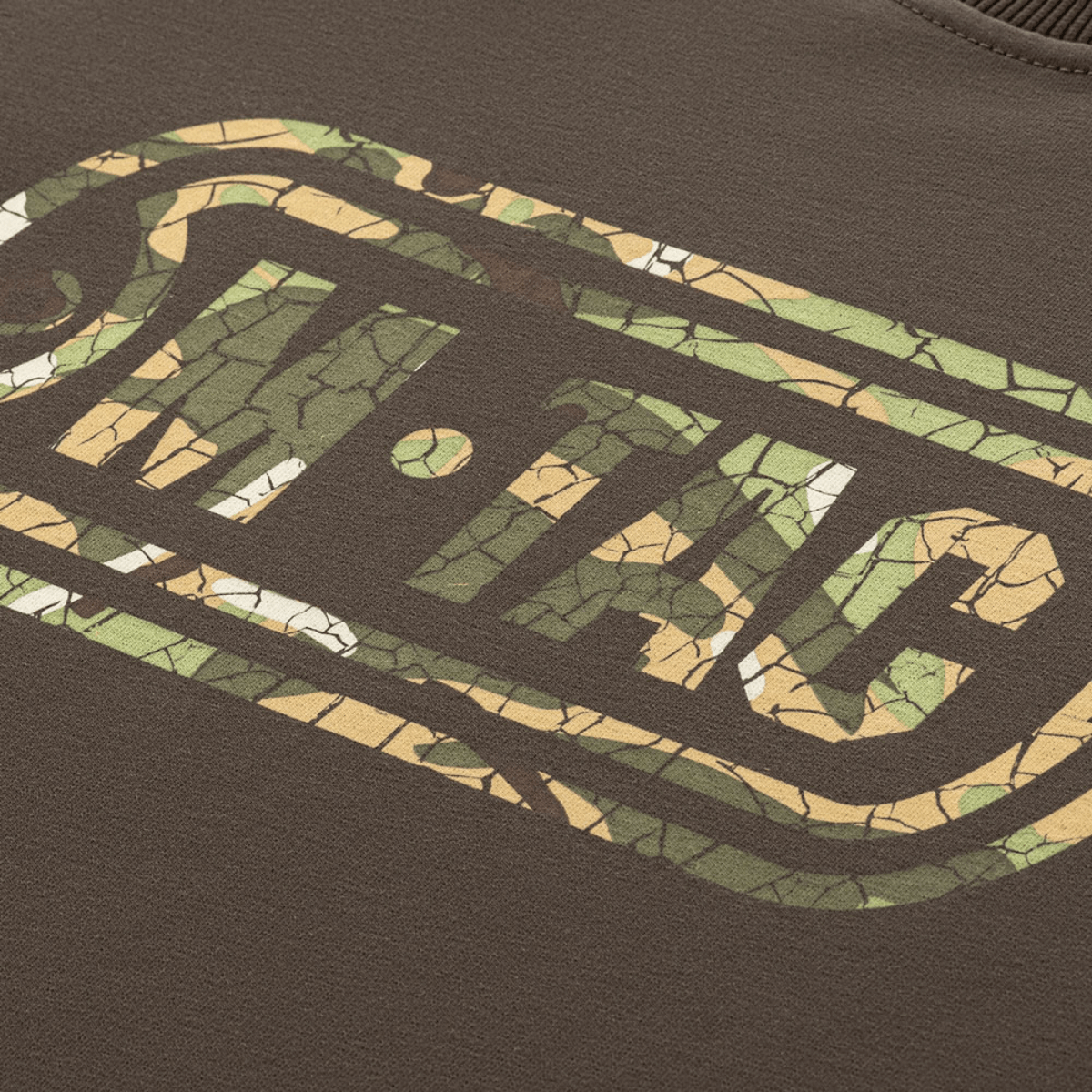 Brun M-Tac Raglan Logo med camouflageprint detaljeret logo og slogans på ærmet og ryggen, understreger komfort og funktionalitet.