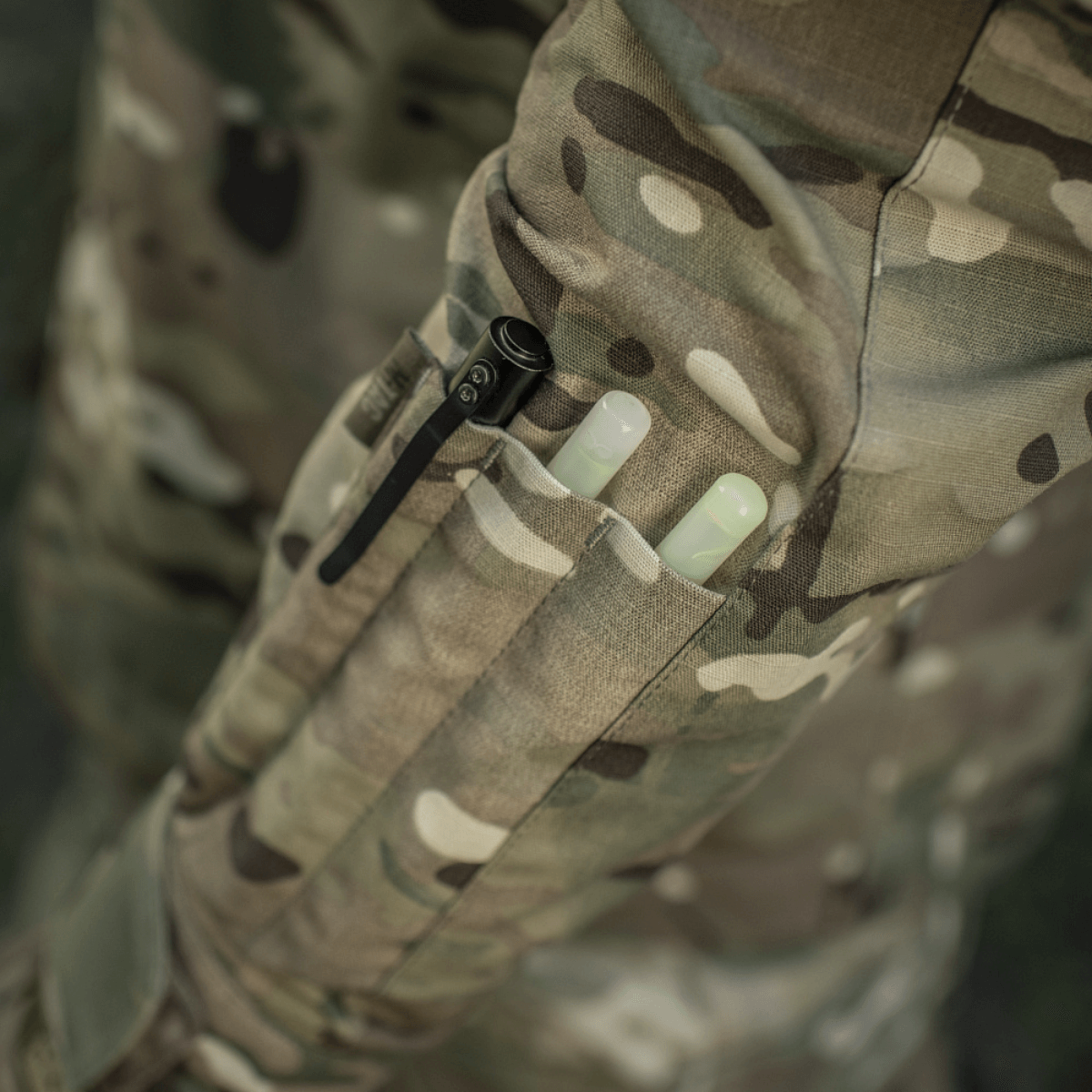 Taktisk lomme på M-Tac Jakke Sturm Gen.II NYCO Extreme med camouflagemønster og lommer til udstyr, ideel til udendørs aktiviteter.