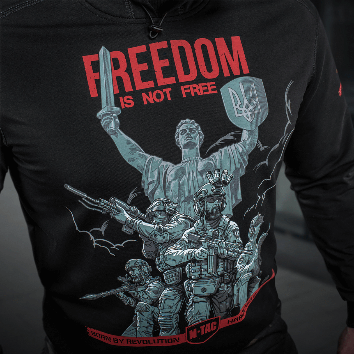 M-Tac Hoodie Freedom med militærinspireret design og magna print, ideel til hverdagsbrug og friluftsliv.