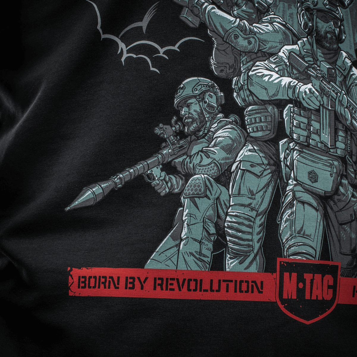 M-Tac Hoodie Freedom med militær design og 'Born by Revolution' print, fremstillet af bomuld med elastan for komfort og holdbarhed.