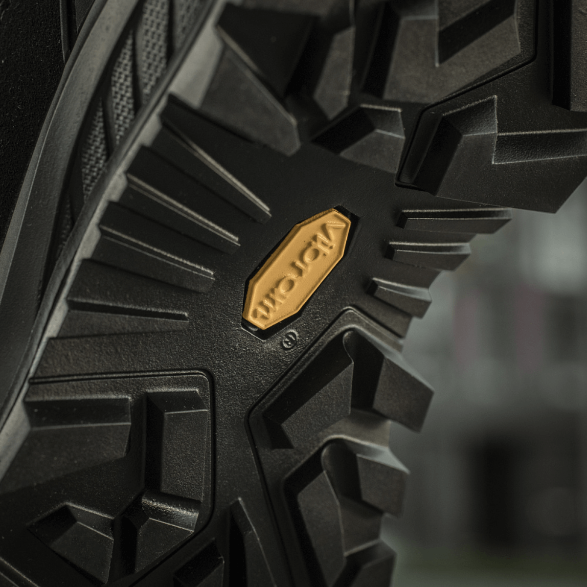 Detalje af Vibram-sål på M-Tac Taktiske Demi-Season Støvler Pro Line for optimal greb og stabilitet.