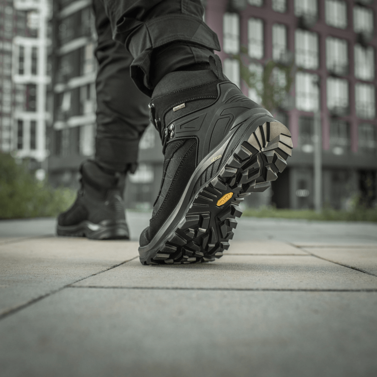 M-Tac Taktiske Demi-Season Støvler Pro Line med Vibram-sål til taktiske opgaver, visning af bund og greb i bymiljø.