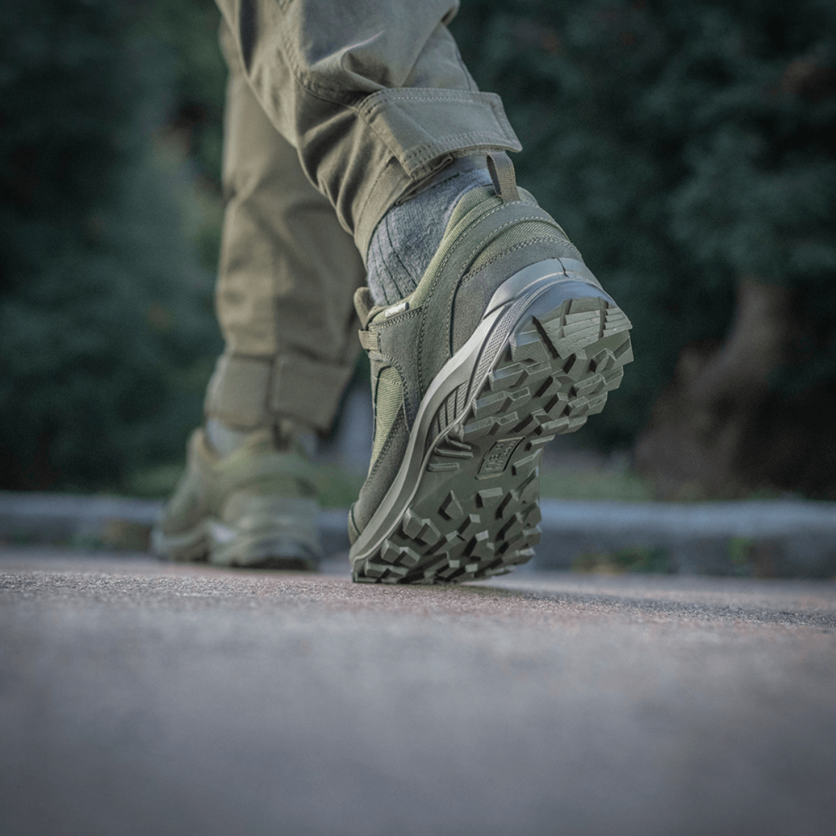 Mand iført Tactical Sneakers Demi-Season – Let og komfortabel i naturen, der viser skoenes solide sål og materialer.