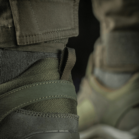 Nærbillede af Tactical Sneakers Demi-Season – let og komfortabel, viser detaljering af ruskind og Cordura overdel med gummiforstærkning.