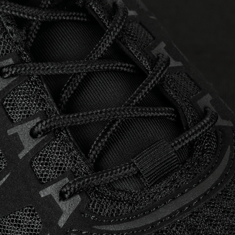 Detaljebillede af M-Tac Tactical Sneakers IVA med åndbart mesh og stærke snørebånd for holdbarhed og ventilation.