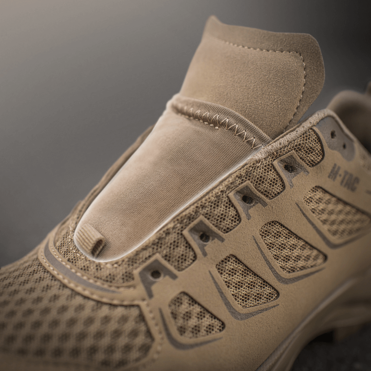 M-Tac Tactical Sneakers IVA nærbillede af åndbart mesh og syntetisk overdel til outdoor-klarhed.