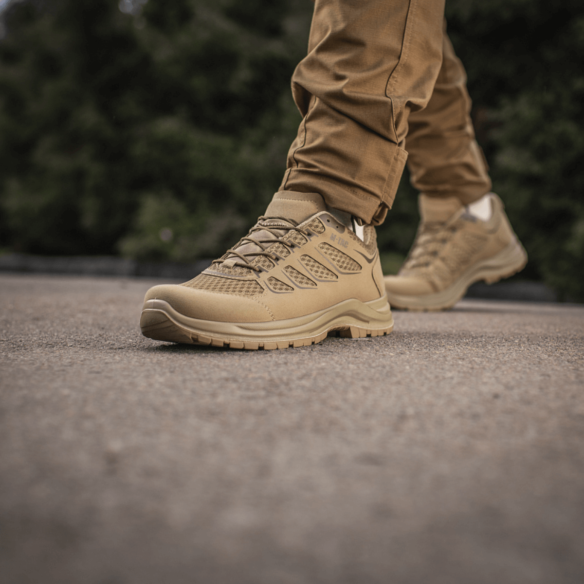 M-Tac Tactical Sneakers IVA til afslappet og aktivt brug, fremvisning af slidstærk og ventilerende løbesko til udendørsaktiviteter.