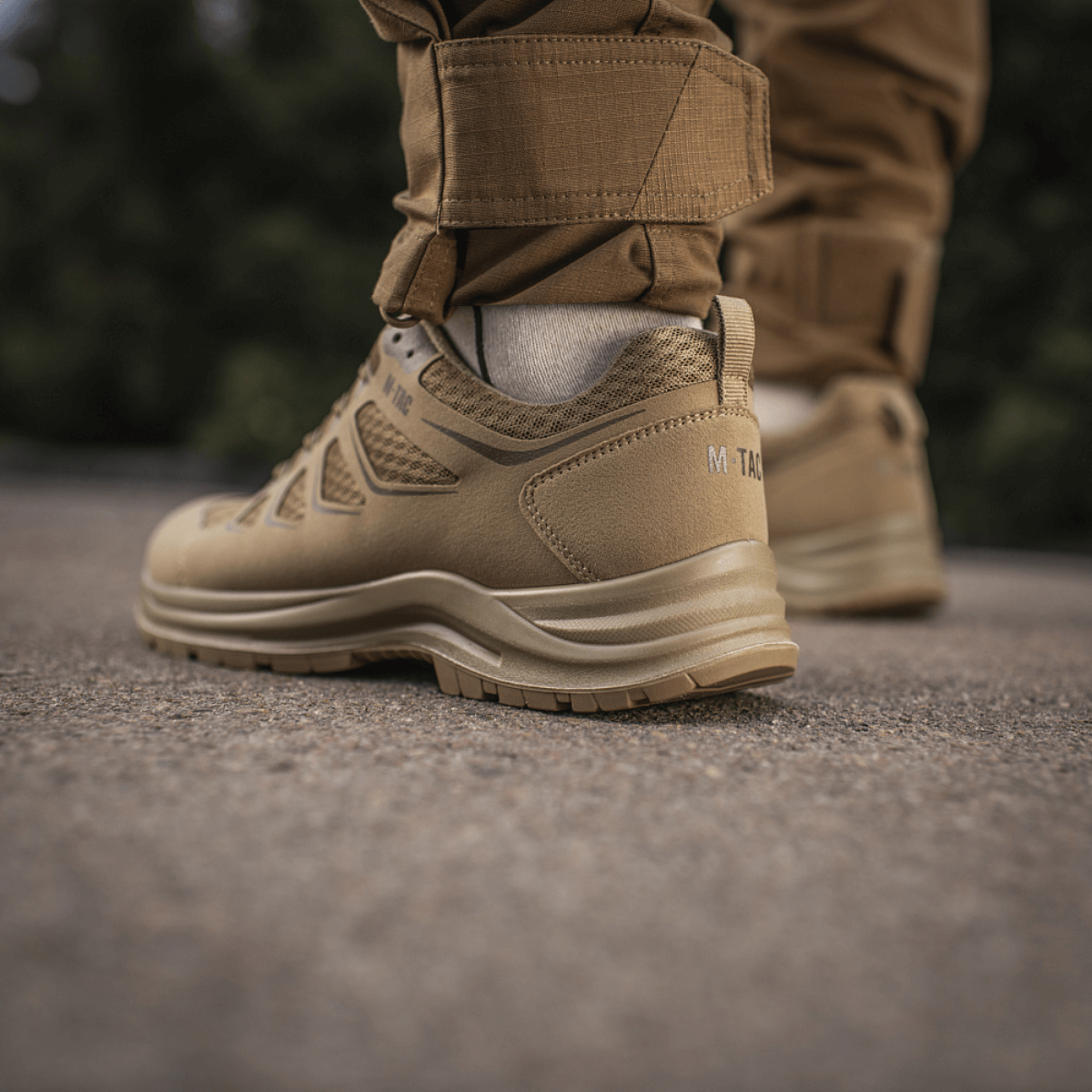 M-Tac Tactical Sneakers IVA til trekking, lette og slidstærke sko med åndbar mesh og polyestersål, ideel til udendørsaktiviteter.