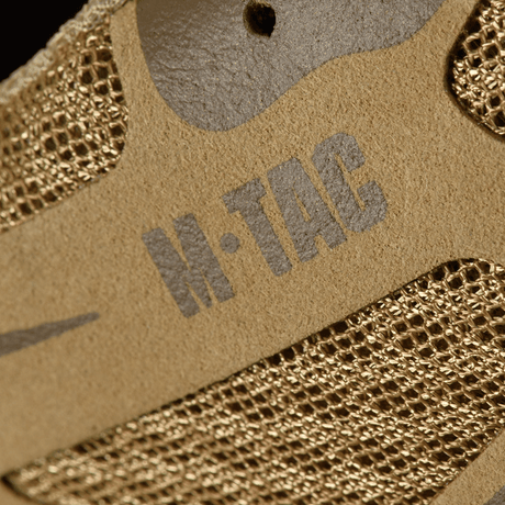 M-Tac Tactical Sneakers IVA nærbillede af åndbar mesh og syntetisk nubuck. Let og slidstærk sko til trekking og outdoor. Stærkt beskyttet tå og hæl.