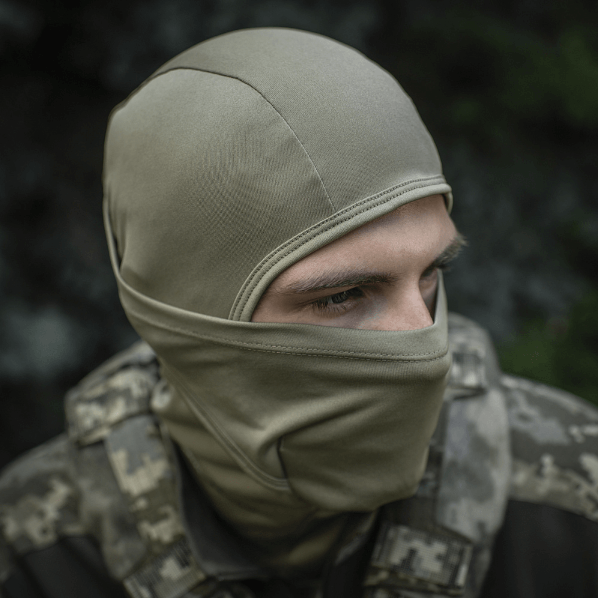 M-Tac Sweater-Ninja-Balaclava Premium til ansigtsbeskyttelse med Polartec® Power Dry-materiale i camouflage-miljø.