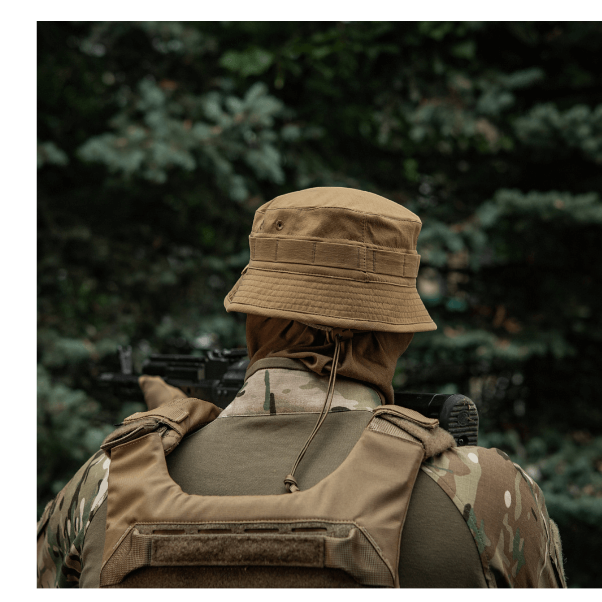 Person iført M-Tac Panamahat Gen. II Summer Flex i skovmiljø, perfekt til sommerbrug med solbeskyttelse og let vægt.