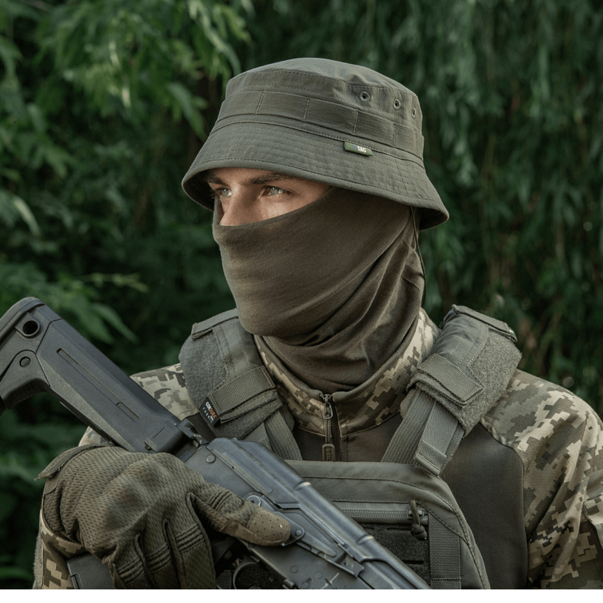 M-Tac Panamahat Gen. II Summer Flex på en person klædt i camouflagetøj med en halvmaske og en rifel, i en skovscene.