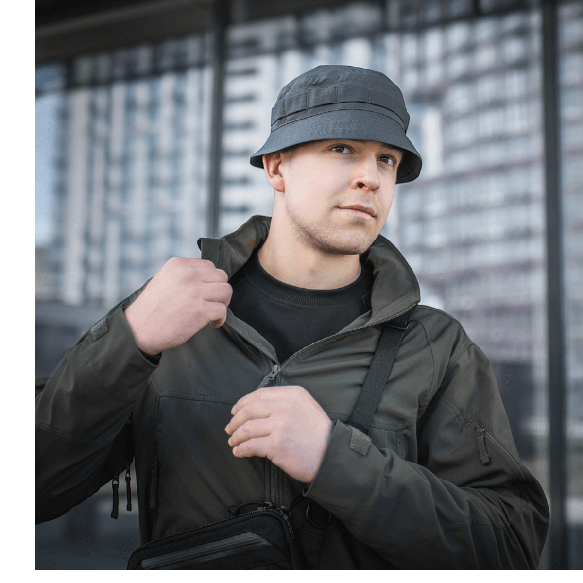 M-Tac Panamahat Gen. II Flex Rip-Stop båret af mand i afslappet udendørs stil