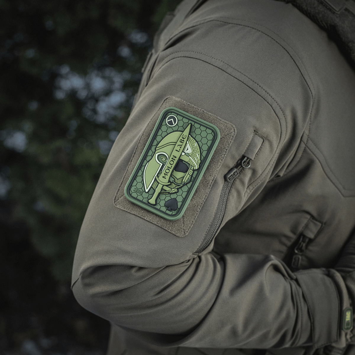 M-Tac Patch Molon Labe 3D PVC i gummi monteret på en jakke med velcro, taktisk design inspireret af spartanere, størrelse 108 x 68 mm