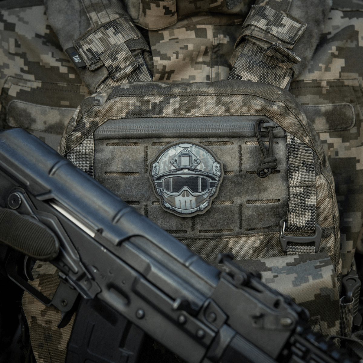 M-Tac Patch Emoji #20 på camouflagetaske, 3D PVC morale patch med velcro, 6.5 x 6.5 cm, sjov taktisk tilbehør til udstyr.