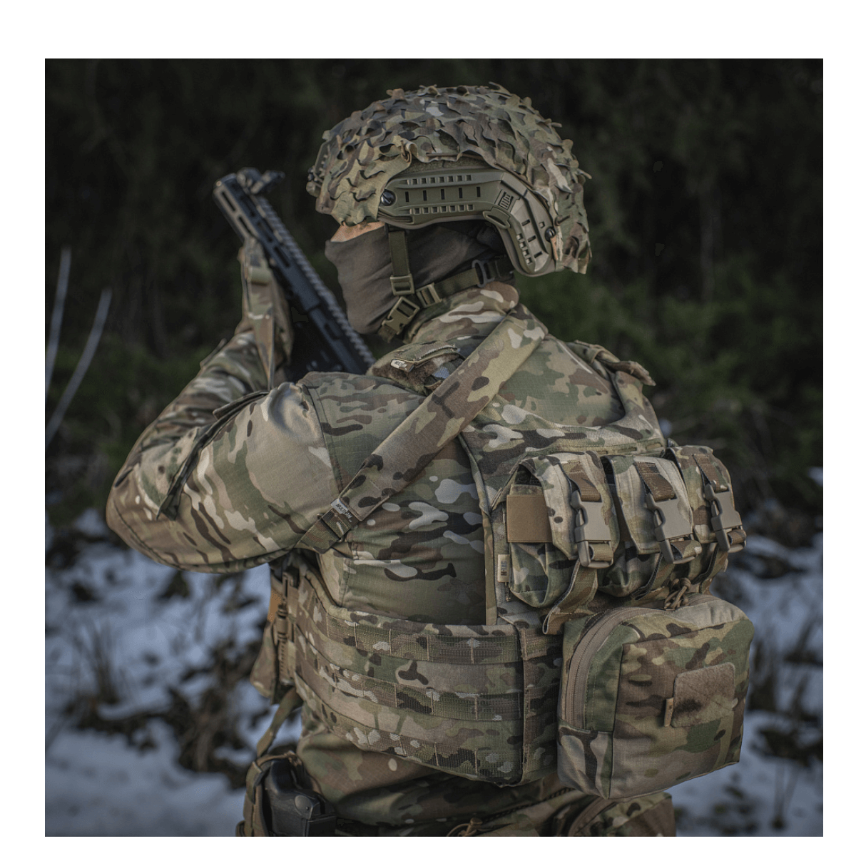 Soldat iført camouflage med M-Tac Universal Våbenrem for forbedret geværhåndtering.