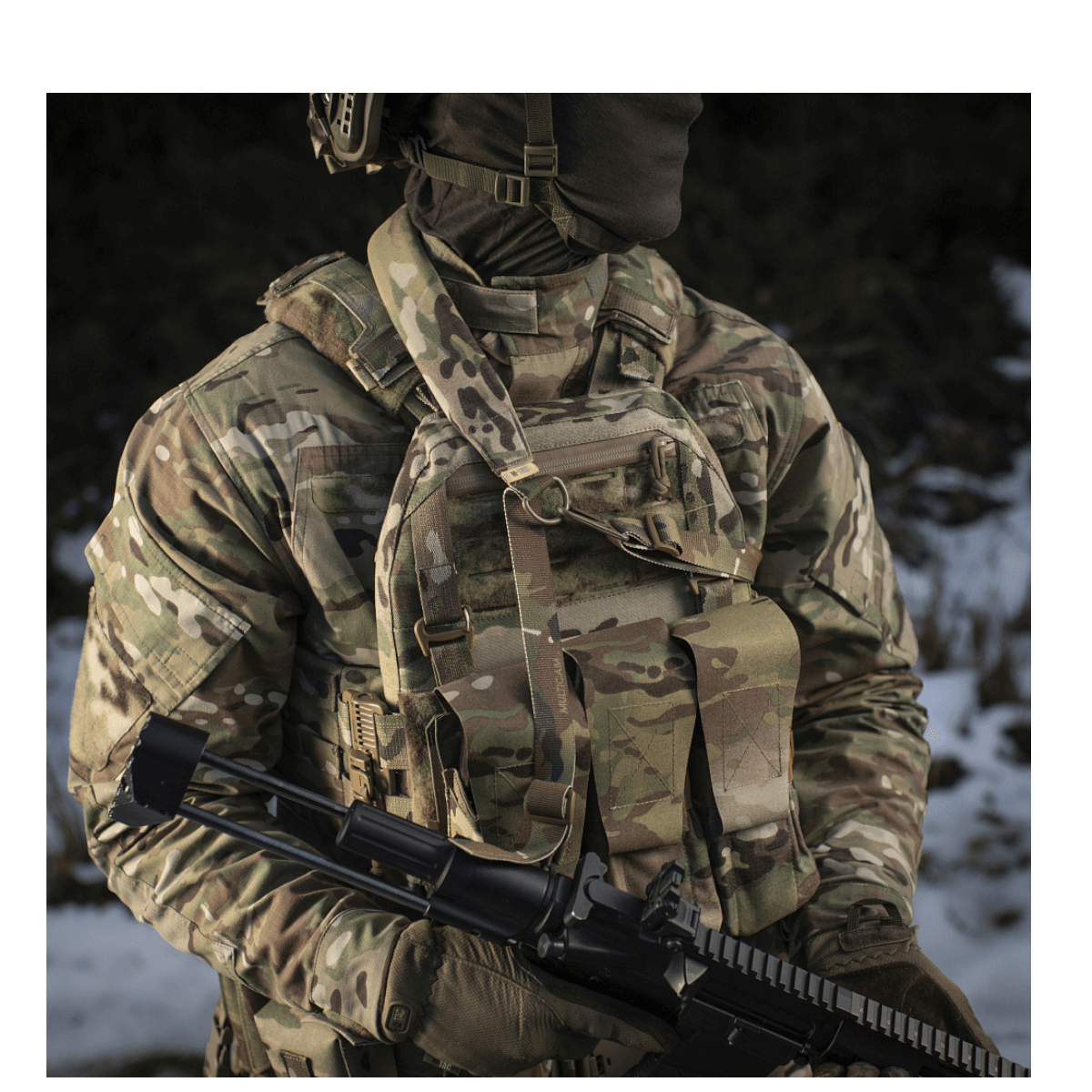 M-Tac Universal Våbenrem monteret på en soldat i camouflage med et gevær i vintermiljø