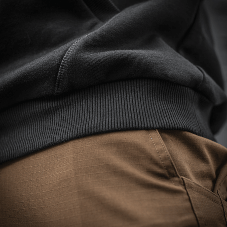 Nærbillede af M-Tac Cotton Raglan Hard Hoodie med brun kængurulomme, der viser tekstur og kvalitet af materialet.