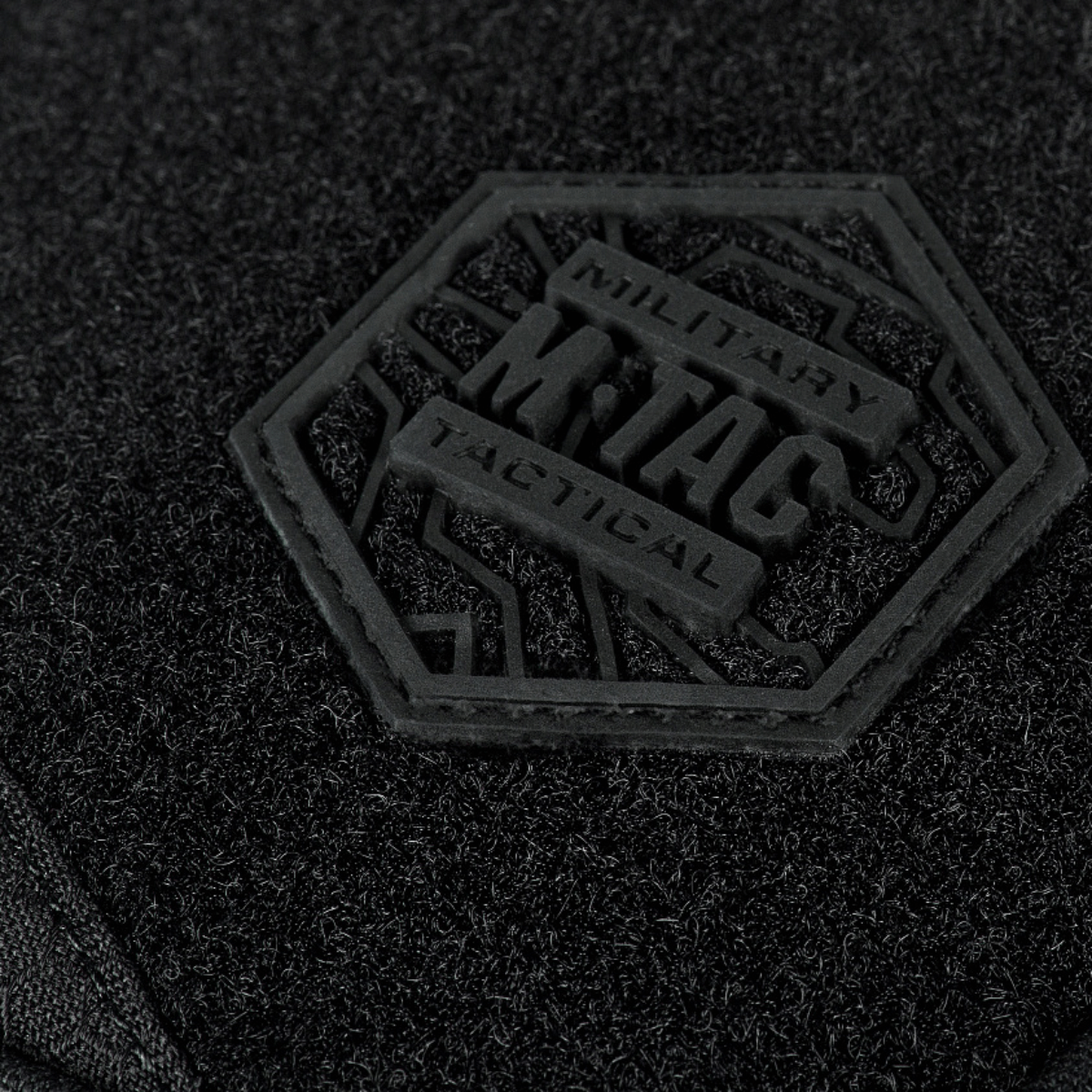 Nærbillede af M-Tac Sling Pistol Taske Elite Hex med Velcro logo i sort Cordura-materiale