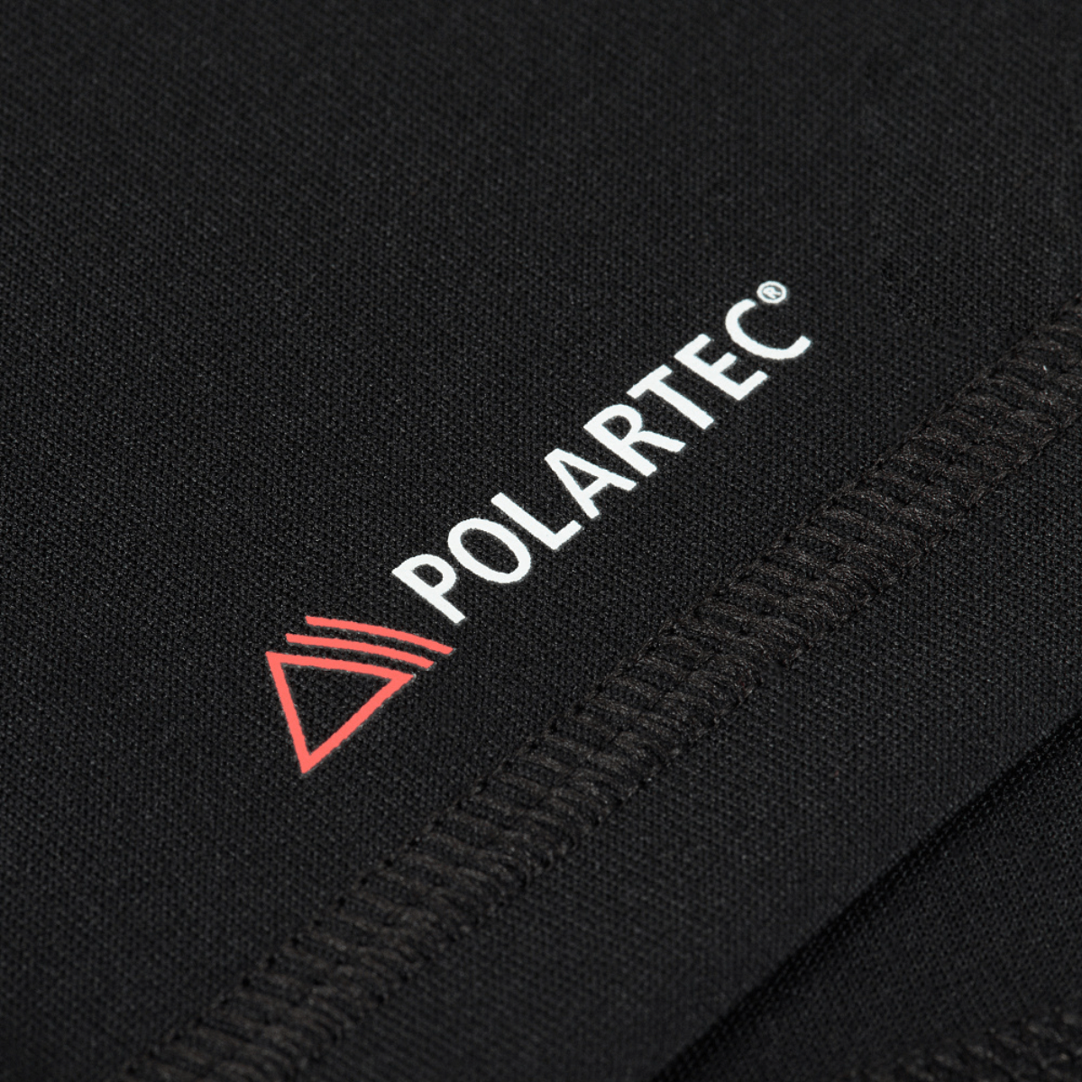 Polartec-logo på sort M-Tac T-shirt Ultra Light Polartec stof, detaljeret syning, Power Dry materiale, svedtransporterende og hurtigtørrende.