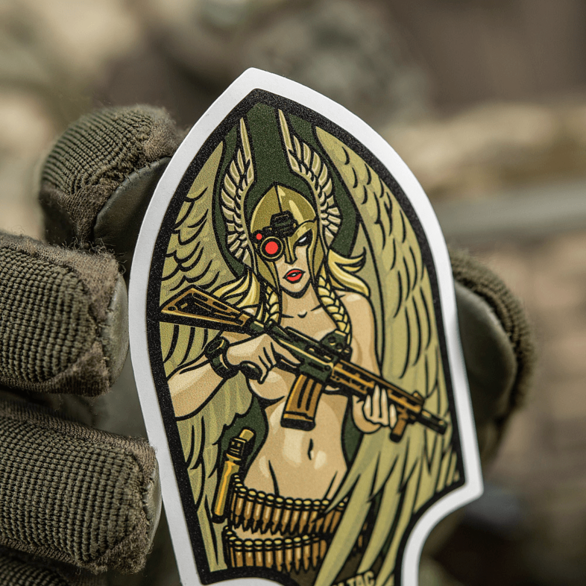 M-Tac Sticker Valkyrie med krigsgudinde i normannisk hjelm og M4 gevær, inspireret af Arrowhead patch fra Anden Verdenskrig.
