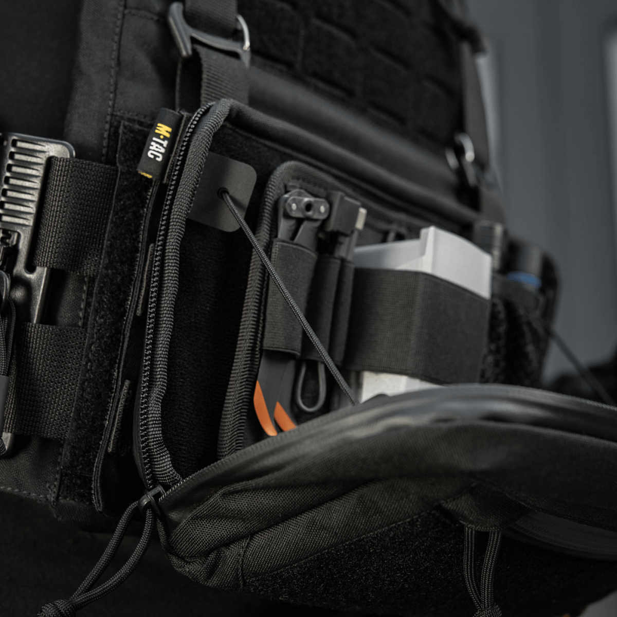 M-Tac Admin Pouch Large Elite Gen.II åben med forskellige opbevarede genstande, lavet af Cordura 500D med AquaGuard lynlås og velcro.