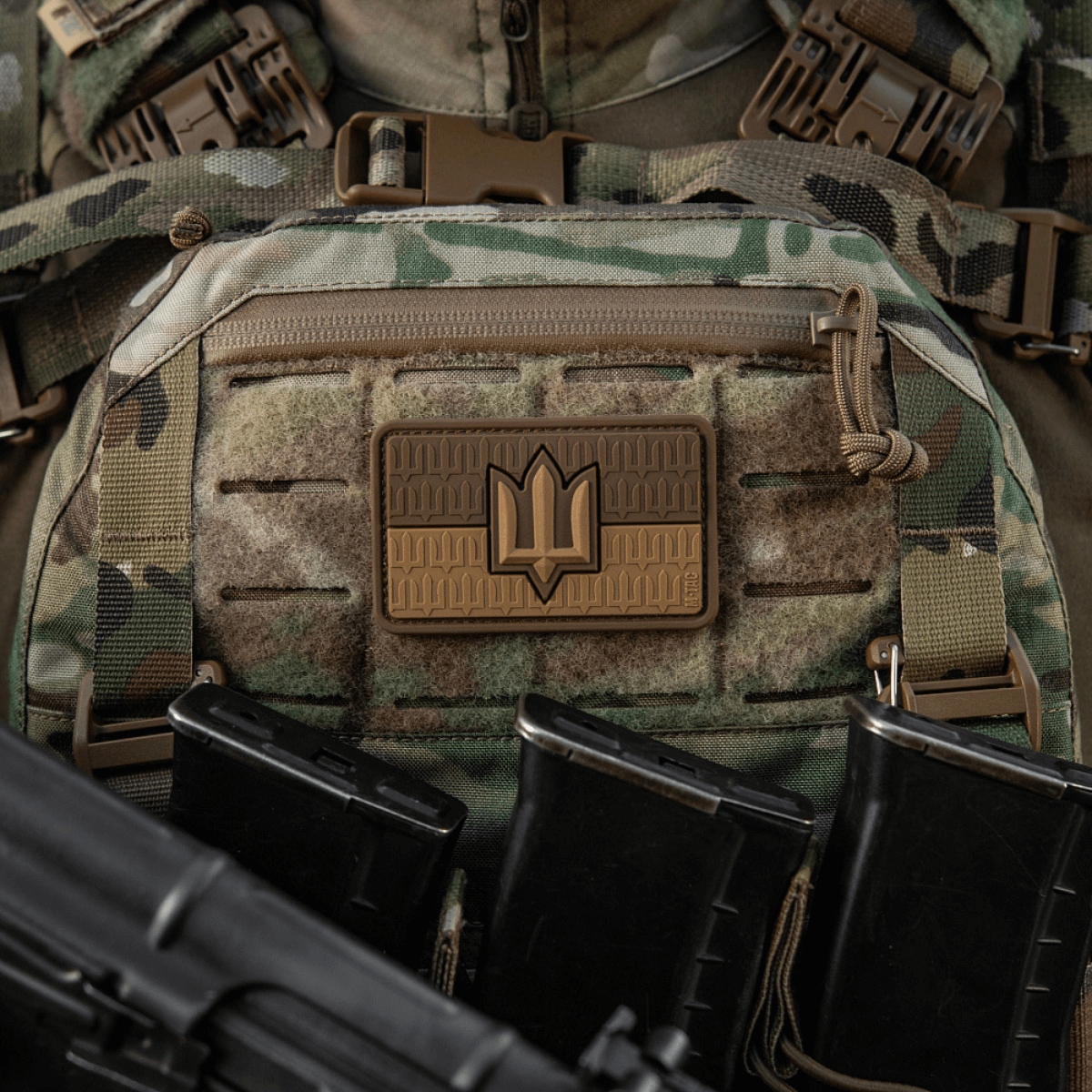 M-Tac patch Ukraine Flag med ZSU Trident PVC monteret på camouflage rygsæk til ukrainsk militær stolthed og historisk arv, 3D PVC design.