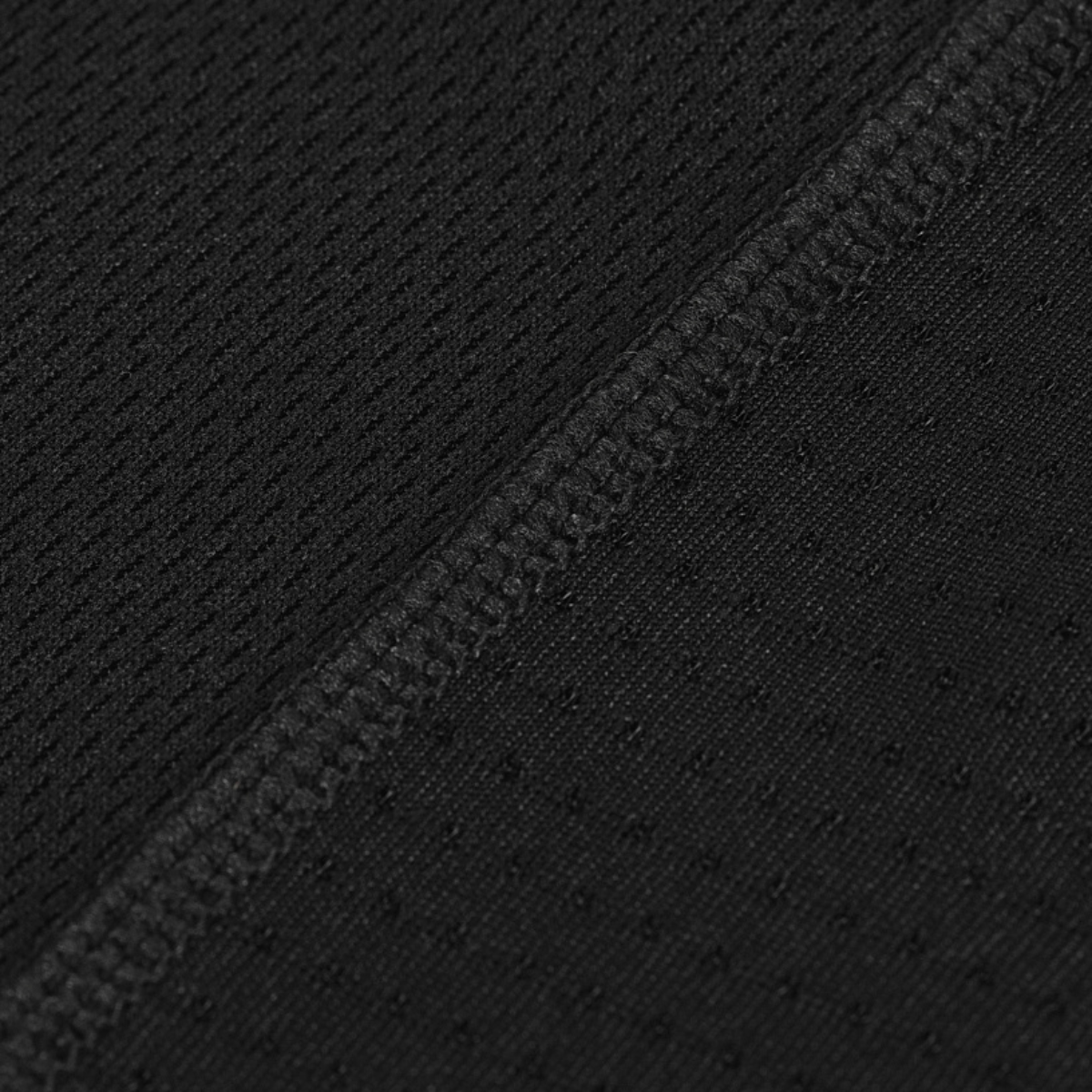Nærbillede af M-Tac Athletic Tactical Gen.II T-shirt stof, som viser det åndbare og fugttransporterende high-tech polyestermateriale.