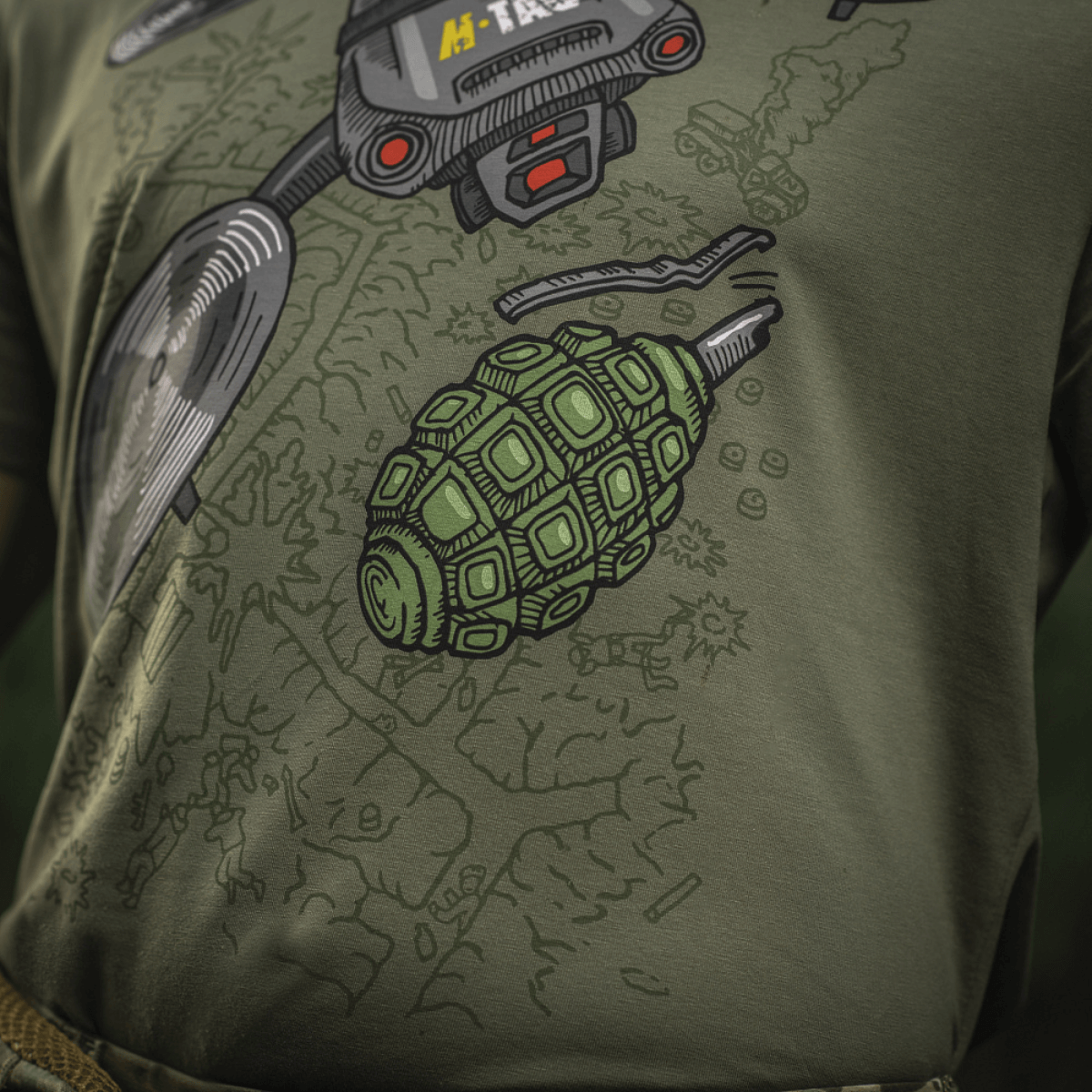 M-Tac T-Shirt Quadcopter med grafisk design af drone og granater, komfortabel og holdbar bomuldsblanding, velegnet til UAV operatører.