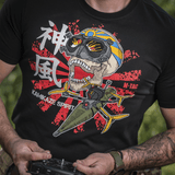 Mand iført M-Tac T-Shirt Kamikaze Spirit med stiliseret kranie og FPV-goggles på sort baggrund, japansk "Hinomaru" solflag baggrund.